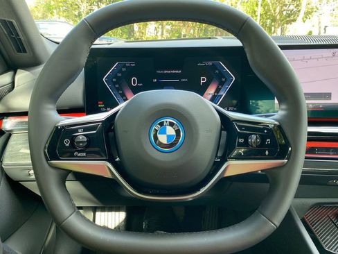 Used 2025 BMW i5 eDrive40i w/ Premium Package image 18