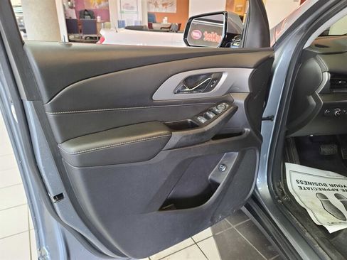Used 2020 Chevrolet Traverse LT image 8