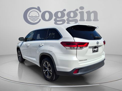 Used 2018 Toyota Highlander Plus FWD image 4
