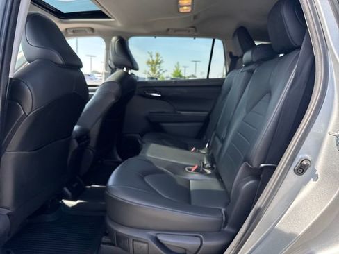 Used 2021 Toyota Highlander XLE AWD/4WD image 13