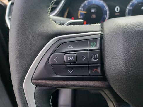 Used 2023 Jeep Grand Cherokee Limited image 16