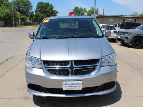 Used 2016 Dodge Grand Caravan SXT FWD image 3