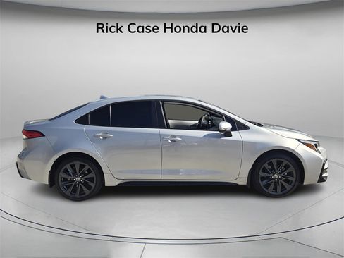 Used 2025 Toyota Corolla SE image 3