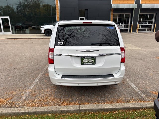Used 2016 Chrysler Town & Country Touring-L FWD image 9