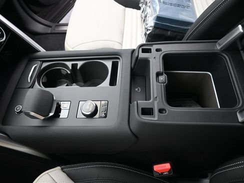 Used 2025 Land Rover Discovery Dynamic SE AWD/4WD image 28