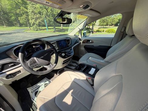 Used 2017 Chrysler Pacifica Touring-L FWD image 6