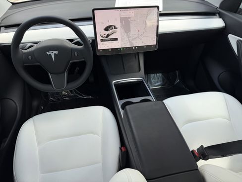 Used 2022 Tesla Model Y Long Range image 17