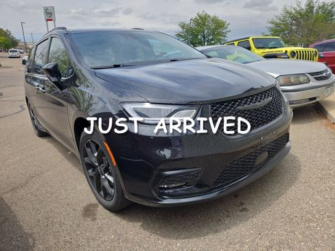 Used 2025 Chrysler Pacifica Limited FWD image 1