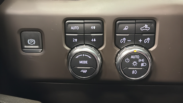 Used 2024 GMC Sierra 3500 Denali w/ Technology Package AWD/4WD image 32