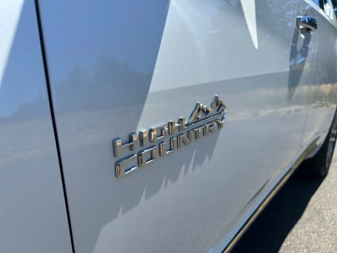 Used 2023 Chevrolet Traverse High Country image 30