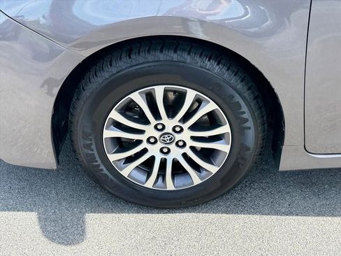 Used 2019 Toyota Sienna XLE FWD image 17