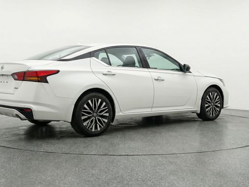 Used 2025 Nissan Altima 2.5 SV image 9