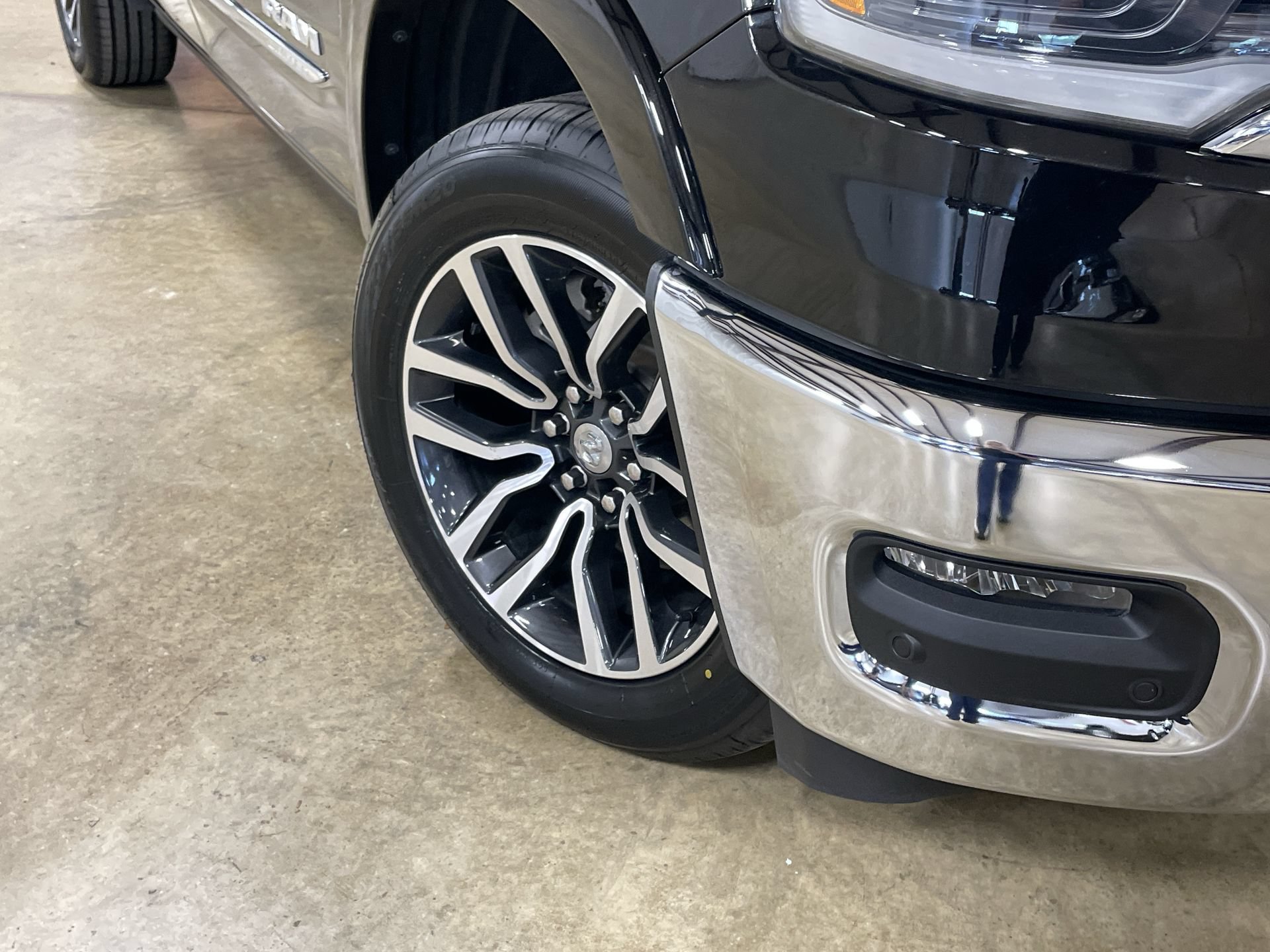 Used 2025 RAM 1500 Limited AWD/4WD image 11