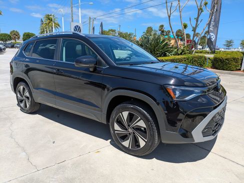 New 2026 Volkswagen Taos SE image 2