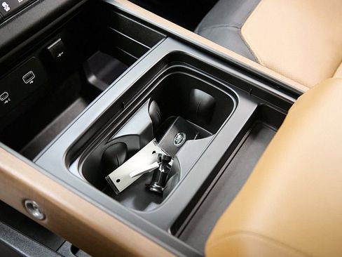 Used 2024 Land Rover Defender 130 X-Dynamic SE image 26