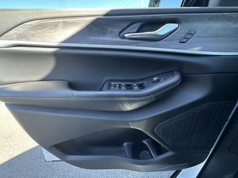 Used 2023 Jeep Grand Cherokee Limited image 18