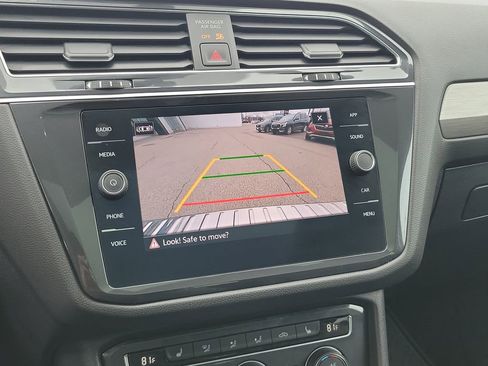 Used 2021 Volkswagen Tiguan SE image 28