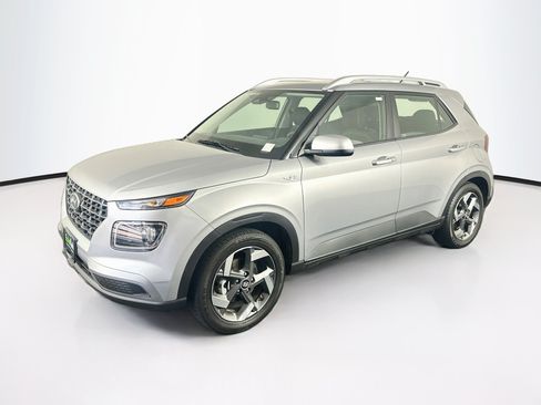 Used 2025 Hyundai Venue SEL FWD image 3