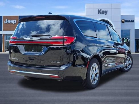 Used 2024 Chrysler Pacifica Limited FWD image 5