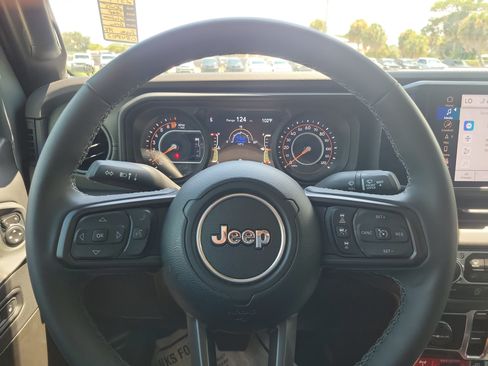 Used 2025 Jeep Gladiator Mojave AWD/4WD image 15