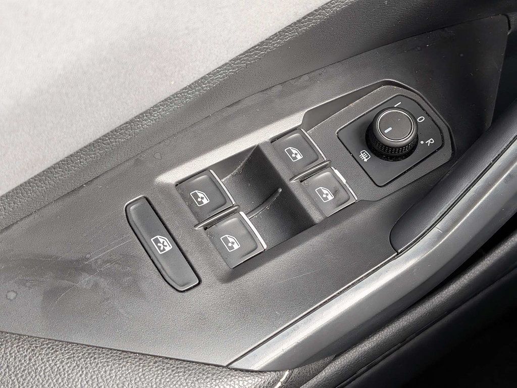 Used 2025 Volkswagen Jetta SE FWD image 17