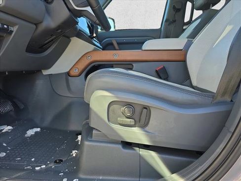 Used 2023 Land Rover Defender 110 X-Dynamic SE image 28