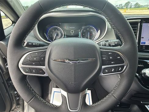 New 2025 Chrysler Pacifica Select image 21