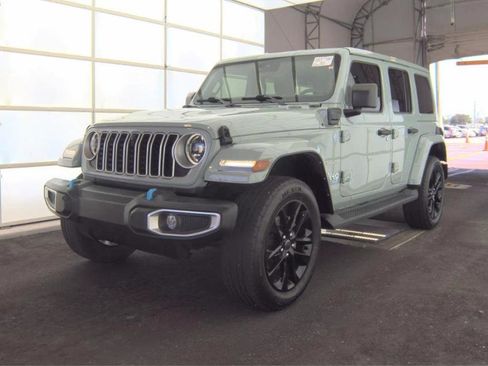 Used 2024 Jeep Wrangler Unlimited Sahara w/ Technology Group AWD/4WD image 2