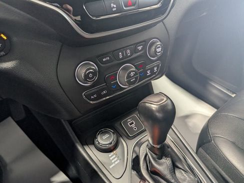 Used 2021 Jeep Cherokee Limited AWD/4WD image 23
