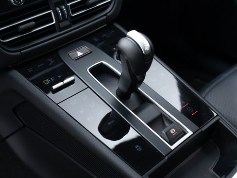 Certified 2025 Porsche Macan image 26