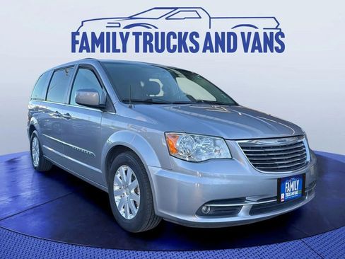 Used 2016 Chrysler Town & Country Touring image 7