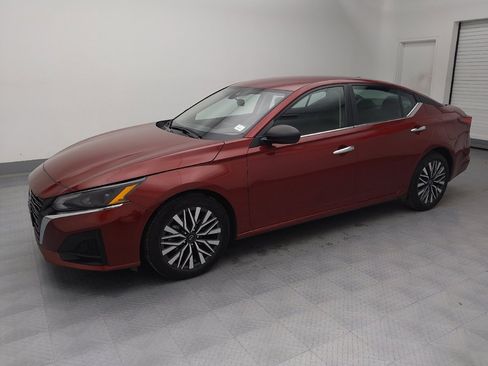 Used 2024 Nissan Altima 2.5 SV image 2