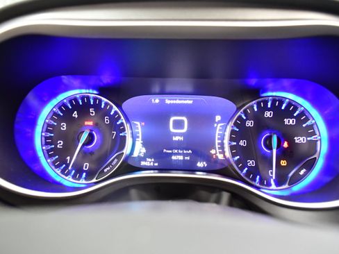 Used 2023 Chrysler Pacifica Touring-L FWD image 20