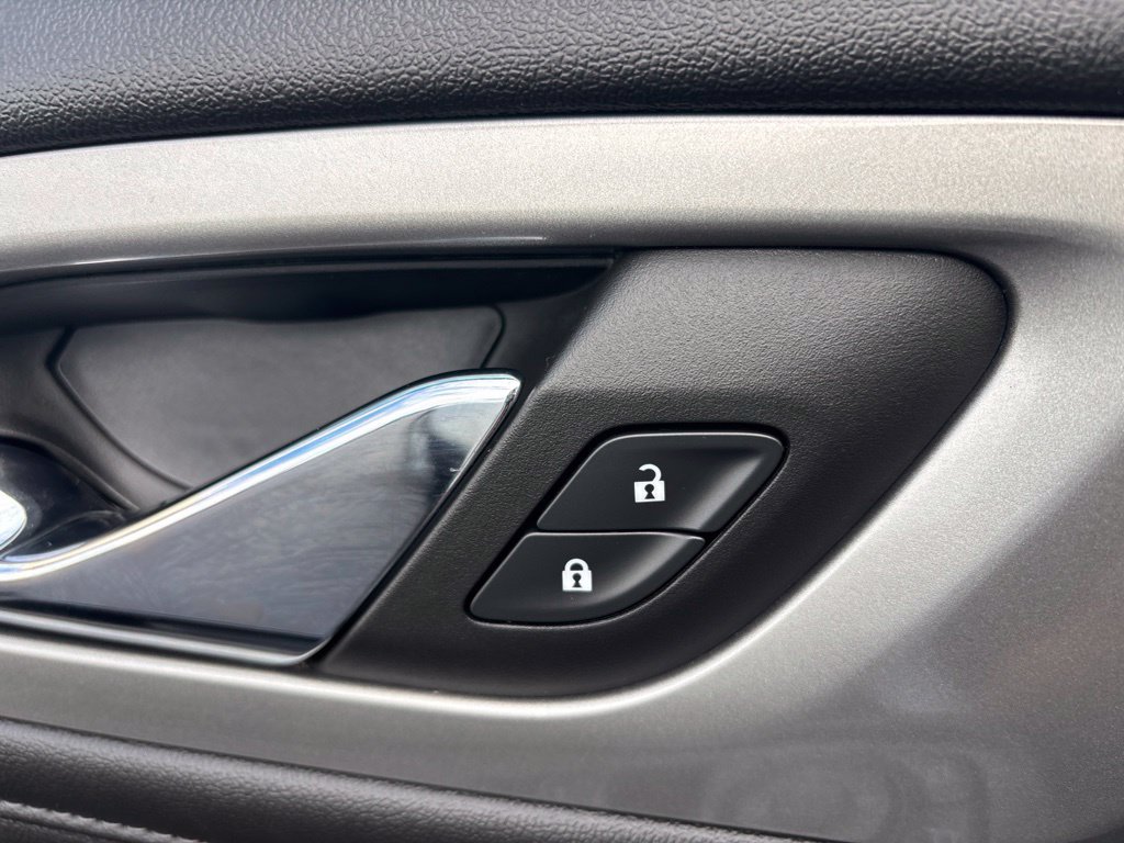 Used 2023 Chevrolet Traverse LT FWD image 17