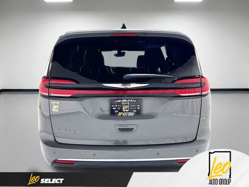 Used 2025 Chrysler Pacifica Select FWD image 9