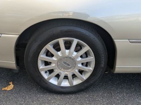 Used 2011 Lincoln Town Car Signature Limited image 9