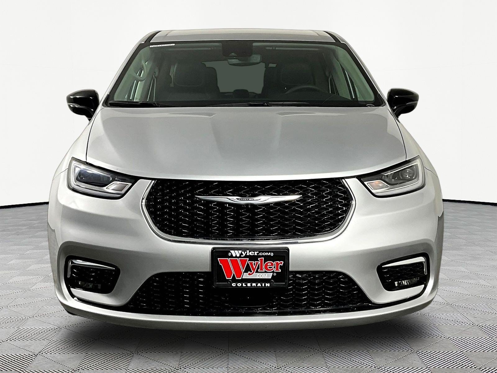Used 2024 Chrysler Pacifica Limited FWD image 2
