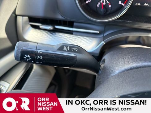 Used 2024 Kia Carnival LX image 28