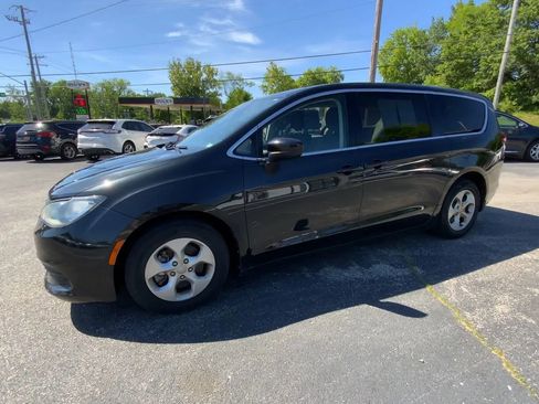 Used 2017 Chrysler Pacifica LX w/ Tire & Wheel Group FWD image 4