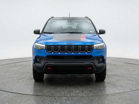 Used 2025 Jeep Compass Trailhawk image 2