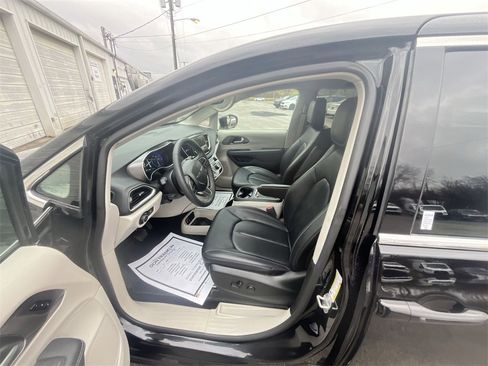 Used 2024 Chrysler Pacifica Touring-L image 3