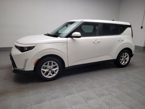 Used 2023 Kia Soul LX w/ LX Technology Package image 2