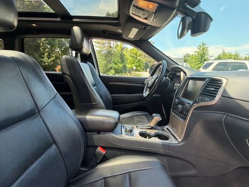 Used 2017 Jeep Grand Cherokee Limited w/ Luxury Group II AWD/4WD image 24