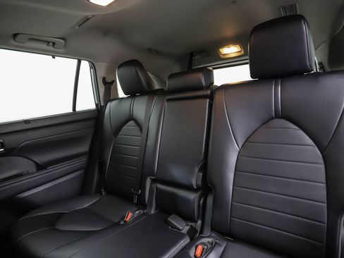 Used 2022 Toyota Highlander XLE AWD/4WD image 21