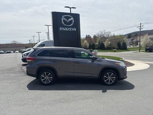 Used 2018 Toyota Highlander XLE AWD/4WD image 16