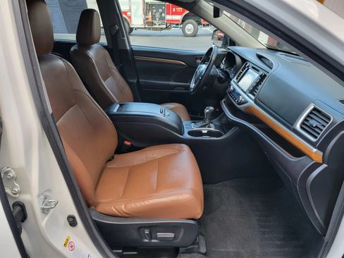 Used 2017 Toyota Highlander AWD V6 image 18