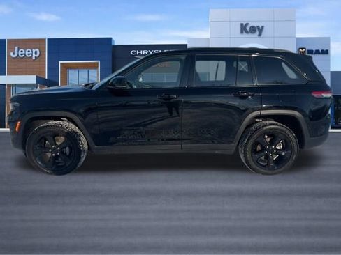 Used 2023 Jeep Grand Cherokee Altitude image 2