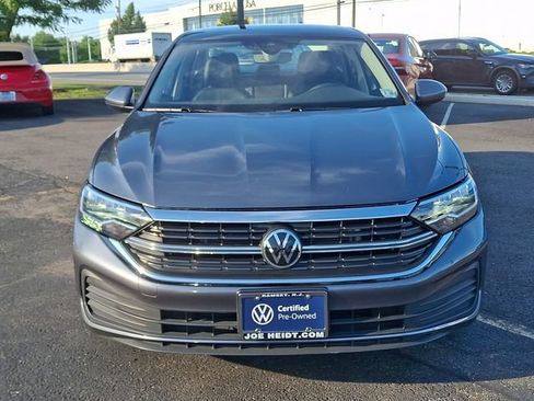 Certified 2023 Volkswagen Jetta SE w/ Panoramic Sunroof Package FWD image 3