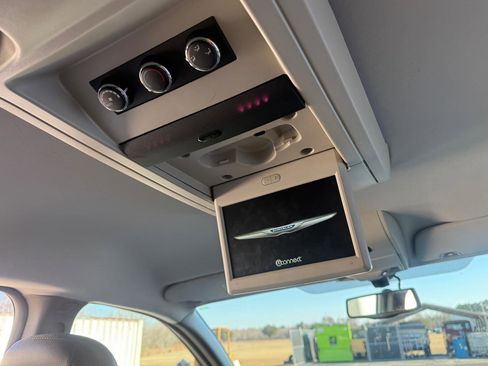 Used 2014 Chrysler Town & Country Touring-L w/ Driver Convenience Group image 16