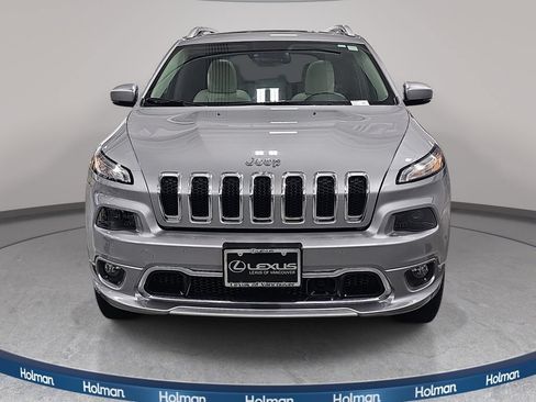 Used 2017 Jeep Cherokee Overland w/ Technology Group AWD/4WD image 3
